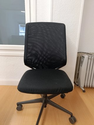 Silla de oficina ergonómica negra