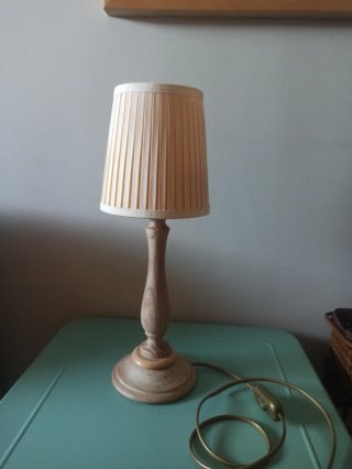 Lámpara de mesa con pie de madera