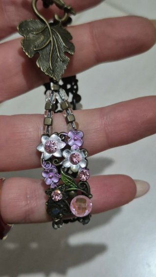 Bracciale con fiori e strass