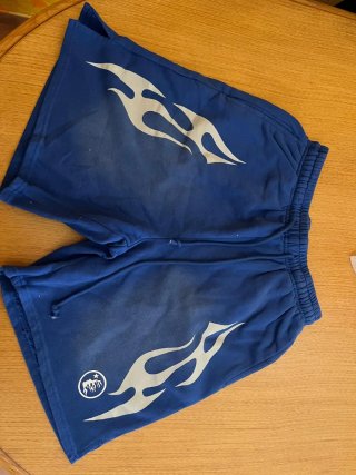 Pantalón corto azul con estampado de llamas