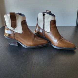 Botines de mujer marrones y blancos