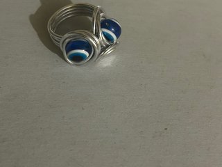 Anillo de alambre con ojos turcos