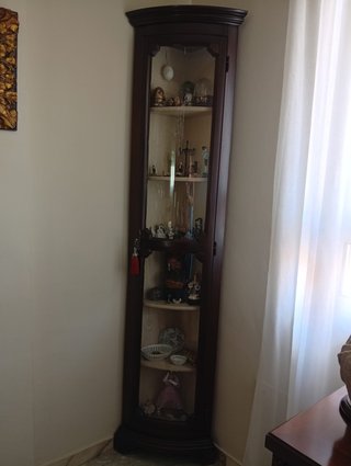 Vitrina esquinera madera oscura con cristal