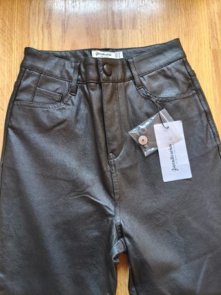 Pantalón imitación piel Stradivarius. Talla 34.