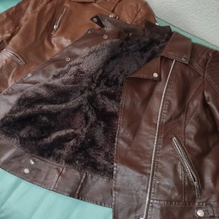 Cazadora de polipiel marrón con forro de pelo