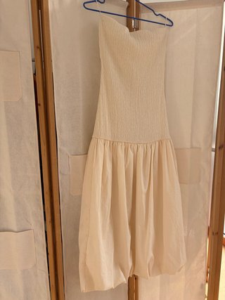 Vestido palabra de honor beige