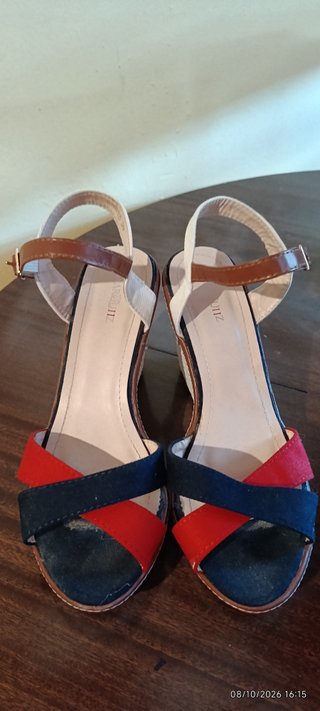 Sandalias de cuña con tiras cruzadas