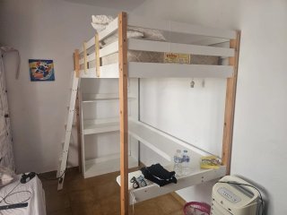 Litera alta con escritorio