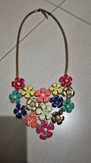 Collana con fiori colorati