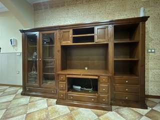 Mueble de salón de madera y cristal