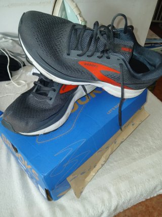 Zapatillas Brooks grises y rojas Talla 45