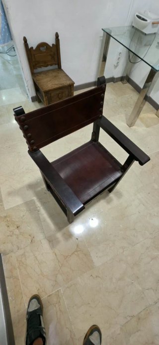 Silla Antigua de Madera y Cuero