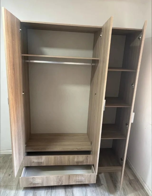 ARMARIOS DE MADERA CON PUERTAS Y CAJONES.