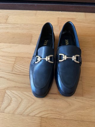 Mocasines Negros Zara con Detalle Dorado