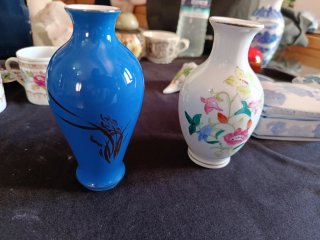 Jarrón de porcelana azul y floral