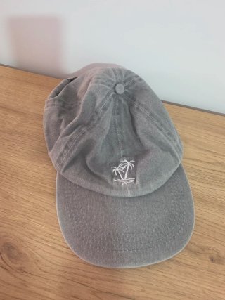 Gorra gris efecto lavado con palmera