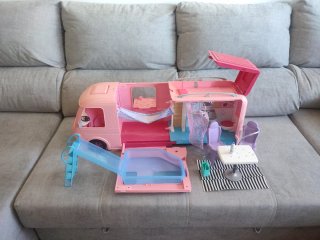 Caravana Barbie con piscina y accesorios