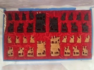 Gioco di scacchi in legno intagliato
