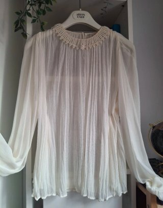 Blusa muy especial.Cuello perlas .sin estrenar