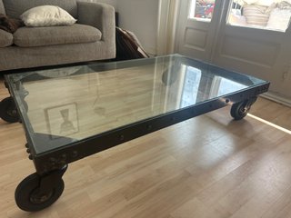 Mesa de centro cristal y metal con ruedas