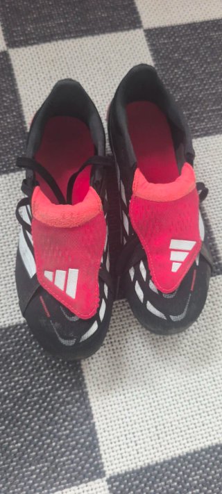 Botas de fútbol Adidas Predator Negras/Rojas