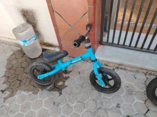 Bicicleta de equilibrio infantil azul