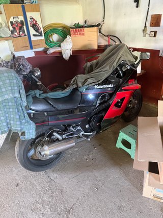 Moto Kawasaki GPZ Negra y Roja