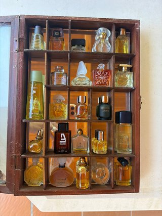 Vetrina con miniature di profumi