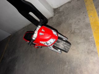 Moto de juguete roja