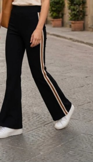 Pantaloni neri a zampa con banda laterale