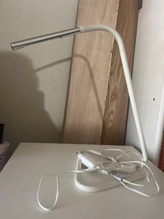Lámpara de escritorio plateada y blanca