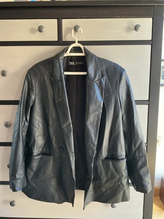 Blazer Zara negra polipiel oversize talla S