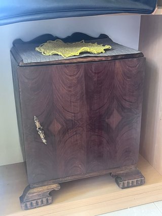 Mueble de madera con tirador metálico