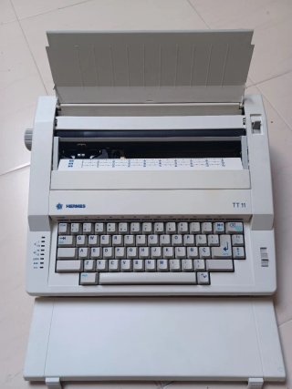 Máquina de escribir eléctrica Hermes TT 11