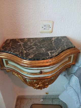 Mesillas de pared antiguas de mármol