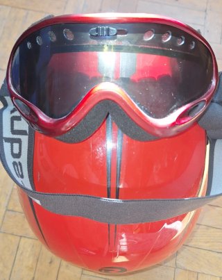 Casco y gafas de esquí rojos