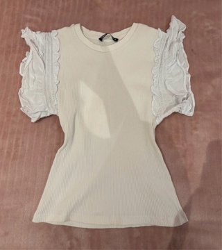 Top blanco sin mangas con volantes