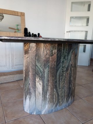 Mesa de Mármol con Base Estructurada