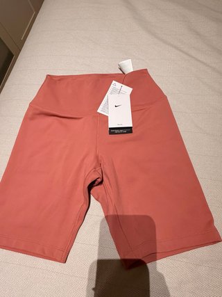 Mallas Nike cortas coral