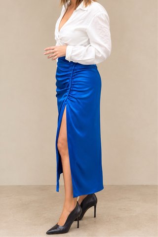 Falda satinada azul con abertura