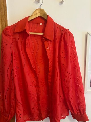 Camisa Roja con Bordados Talla M
