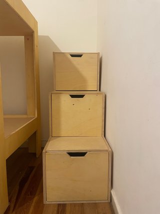 Cajonera y escalera para litera de madera.