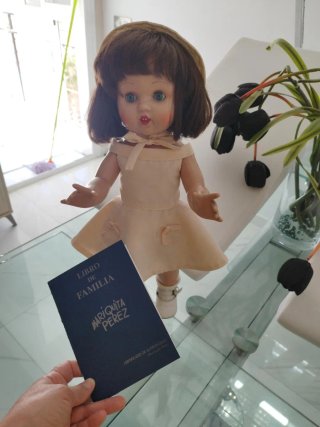 Muñeca Mariquita Pérez con Libro de Familia