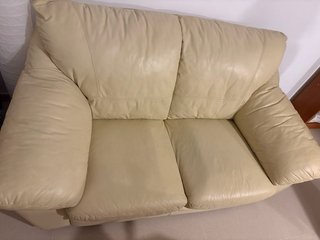Sofá de 2 plazas de cuero beige