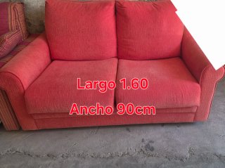 Sofá de dos plazas rojo