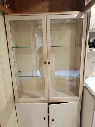 Vitrina de madera y cristal