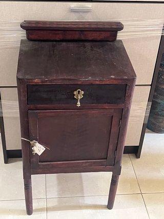 Mueble de madera antiguo con cajón y puerta