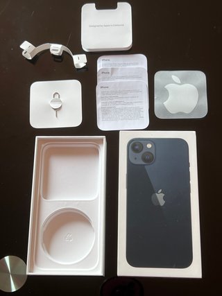 Caja iPhone 13 con accesorios