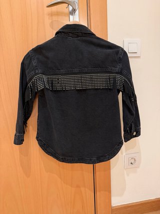 Chaqueta Negra con Flecos y Tachuelas