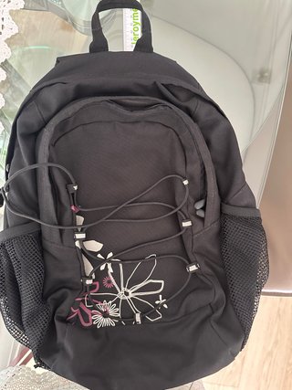 Mochila deportiva pequeña negra y rosa.